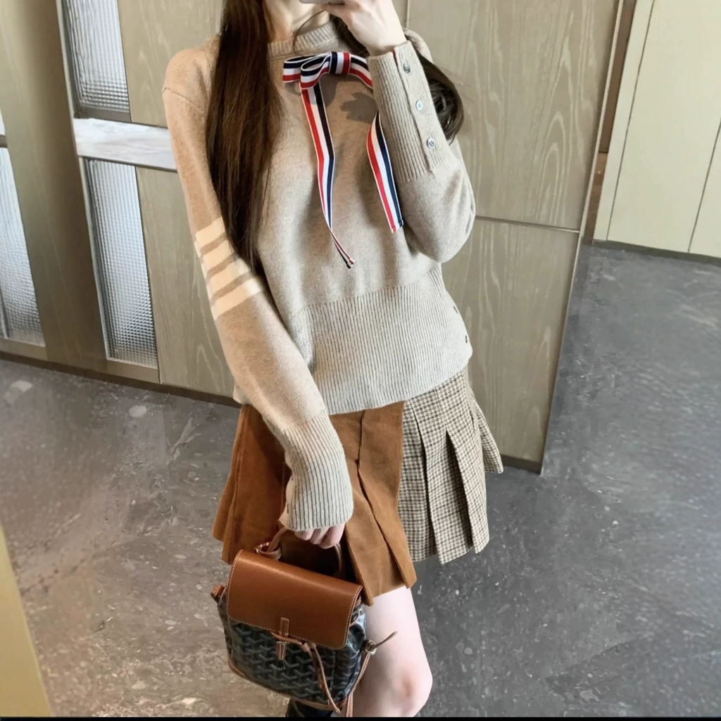 Bow-knitted sweater + short skirt